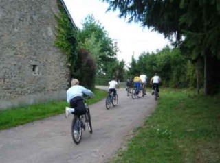  Group mountain biking 